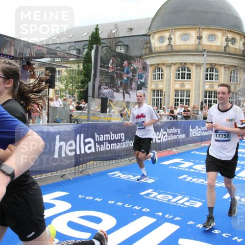 29.06.2025 - hella hamburg halbmarathon Michael Strokosch http://msf.ph/oto/8367952 29.06.2025 10:57:34 Ziel 2236, 2652, 3435, 4502, 5015, 5134, 5457, 5458, 5728, 6281, 6302, 8393, 12144, 13245, 13394, 15695, 16093, 17758, 17828 meine-sportfotos.de