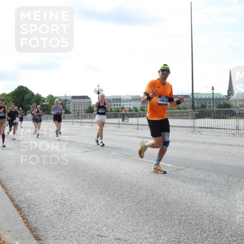 29.06.2025 - hella hamburg halbmarathon Lena Gebhardt http://msf.ph/oto/8367977 29.06.2025 10:14:39 Lombardsbrücke 15875, 1616, 17975, 10610, 1071, 1406, 1728, 2046, 2494, 2601, 2690, 2990, 3020, 3025, 3154, 3454, 3691, 3756, 3834, 3939, 5191, 5608, 5670, 5981, 6028, 6083, 6089, 6366, 6935, 7195, 7209, 7439, 7442, 7802, 7840, 7991, 8001, 8055, 8147, 8239, 8409, 8522, 8755, 8892, 9173, 9556, 9663, 9709, 9845, 10224, 10391, 10610, 10963, 12467, 13237, 13285, 14488, 16126 meine-sportfotos.de
