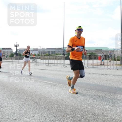 29.06.2025 - hella hamburg halbmarathon Lena Gebhardt http://msf.ph/oto/8368012 29.06.2025 10:14:39 Lombardsbrücke 7975, 10, 1071, 1406, 1728, 2046, 2494, 2601, 2690, 2990, 3020, 3025, 3154, 3454, 3691, 3756, 3834, 3939, 5191, 5608, 5670, 5981, 6028, 6083, 6089, 6366, 6935, 7195, 7209, 7439, 7442, 7802, 7840, 7991, 8001, 8055, 8147, 8239, 8409, 8522, 8755, 8892, 9173, 9556, 9663, 9709, 9845, 10224, 10391, 10610, 10963, 12467, 13237, 13285, 14488, 16126 meine-sportfotos.de