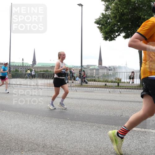 29.06.2025 - hella hamburg halbmarathon Lena Gebhardt http://msf.ph/oto/8368110 29.06.2025 10:48:41 Lombardsbrücke 1142, 1167, 1584, 1645, 2037, 2160, 2195, 2437, 2438, 2475, 2627, 2716, 2756, 2792, 2909, 3215, 3224, 3320, 3504, 3661, 3933, 4588, 5010, 5479, 5480, 5585, 5781, 6015, 6143, 6437, 6566, 7062, 7203, 7532, 7947, 7948, 8461, 8719, 8760, 8948, 9552, 9775, 9787, 10059, 10145, 10204, 10366, 10524, 10654, 10656, 11364, 11365, 13814, 13845, 15715, 16498, 16499, 16701 meine-sportfotos.de