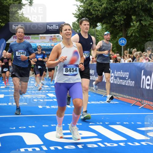 29.06.2025 - hella hamburg halbmarathon Strokosch-Dieckow http://msf.ph/oto/8368122 29.06.2025 10:49:57 Ziel 1216, 1321, 2020, 2540, 3692, 3852, 4017, 5460, 7100, 7657, 8454, 8455, 9031, 9126, 9213, 9303, 9491, 9597, 12271, 12527, 12733, 13225, 13463, 13758, 16403, 16716, 16732, 16887, 18884, 19109, 19112, 19122 meine-sportfotos.de