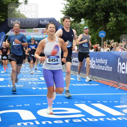 29.06.2025 - hella hamburg halbmarathon Strokosch-Dieckow http://msf.ph/oto/8368154 29.06.2025 10:49:57 Ziel 1216, 1321, 2020, 2540, 3692, 3852, 4017, 5460, 7100, 7657, 8454, 8455, 9031, 9126, 9213, 9303, 9491, 9597, 12271, 12527, 12733, 13225, 13463, 13758, 16403, 16716, 16732, 16887, 18884, 19109, 19112, 19122 meine-sportfotos.de