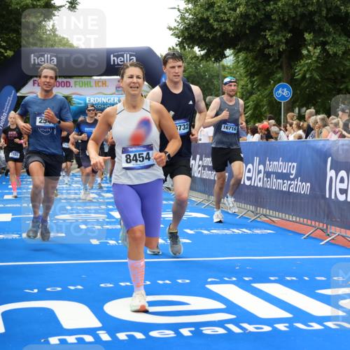 29.06.2025 - hella hamburg halbmarathon Strokosch-Dieckow http://msf.ph/oto/8368181 29.06.2025 10:49:57 Ziel 1216, 1321, 2020, 2540, 3692, 3852, 4017, 5460, 7100, 7657, 8454, 8455, 9031, 9126, 9213, 9303, 9491, 9597, 12271, 12527, 12733, 13225, 13463, 13758, 16403, 16716, 16732, 16887, 18884, 19109, 19112, 19122 meine-sportfotos.de