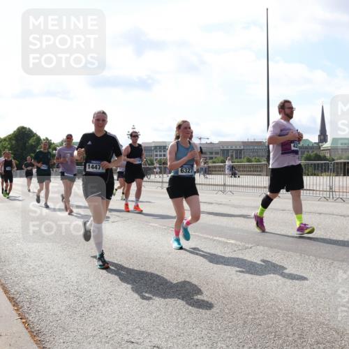 29.06.2025 - hella hamburg halbmarathon Lena Gebhardt http://msf.ph/oto/8368225 29.06.2025 10:02:01 Lombardsbrücke 1447, 6327, 1184, 1329, 1364, 1432, 1453, 1464, 1653, 1722, 1724, 1729, 1881, 1940, 2142, 2167, 2322, 2323, 2591, 2806, 2957, 3039, 3169, 4286, 4328, 4663, 4985, 5547, 5602, 5603, 5742, 5763, 6166, 6295, 6302, 6322, 6327, 6438, 6595, 6921, 7031, 7189, 7223, 7243, 8392, 8578, 8822, 8926, 9020, 9021, 9156, 9230, 9353, 9741, 9928, 10177, 10281, 10301, 10882, 10915, 11043, 11554, 11871, 11938, 12315, 12316, 12491, 14471, 14660, 14677, 16420 meine-sportfotos.de