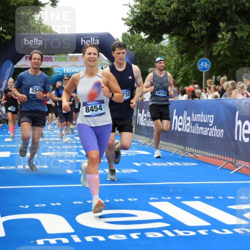 29.06.2025 - hella hamburg halbmarathon Strokosch-Dieckow http://msf.ph/oto/8368230 29.06.2025 10:49:57 Ziel 1216, 1321, 2020, 2540, 3692, 3852, 4017, 5460, 7100, 7657, 8454, 8455, 9031, 9126, 9213, 9303, 9491, 9597, 12271, 12527, 12733, 13225, 13463, 13758, 16403, 16716, 16732, 16887, 18884, 19109, 19112, 19122 meine-sportfotos.de