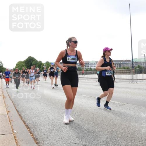 29.06.2025 - hella hamburg halbmarathon Lena Gebhardt http://msf.ph/oto/8368236 29.06.2025 10:39:35 Lombardsbrücke 4, 284, 10888, 7524, 12, 1760, 1856, 1883, 2092, 2313, 2571, 2574, 2578, 2843, 2893, 2976, 2998, 3046, 3275, 3353, 3727, 4298, 4523, 4603, 4609, 4659, 4752, 4855, 4882, 5045, 5701, 6321, 6342, 6343, 6427, 6428, 6719, 6726, 6739, 6748, 7053, 7125, 7199, 7341, 7429, 7501, 7506, 7524, 7589, 7684, 7815, 8107, 8203, 8243, 8457, 8612, 8995, 9393, 9420, 9446, 9569, 9698, 9747, 9777, 10001, 10315, 10441, 10512, 10516 meine-sportfotos.de