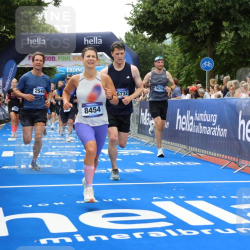 29.06.2025 - hella hamburg halbmarathon Strokosch-Dieckow http://msf.ph/oto/8368269 29.06.2025 10:49:56 Ziel 1216, 1321, 2020, 2540, 3692, 3852, 4017, 5460, 7100, 7657, 8454, 8455, 9126, 9200, 9213, 9491, 9597, 12271, 12527, 12733, 13225, 13463, 13758, 16403, 16716, 16732, 16800, 16887, 18884, 19109, 19112, 19122 meine-sportfotos.de