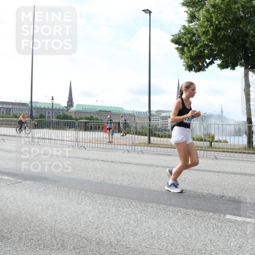 29.06.2025 - hella hamburg halbmarathon Lena Gebhardt http://msf.ph/oto/8368293 29.06.2025 10:14:41 Lombardsbrücke 797, 1071, 1406, 1728, 2046, 2494, 2601, 2690, 2990, 3020, 3025, 3154, 3454, 3691, 3756, 3834, 3939, 5191, 5608, 5670, 5981, 6028, 6083, 6089, 6366, 6935, 7195, 7209, 7439, 7442, 7802, 7840, 7991, 8001, 8055, 8147, 8239, 8409, 8522, 8563, 8755, 8854, 8892, 9173, 9556, 9663, 9709, 9845, 10224, 10391, 10610, 10717, 10963, 12467, 13237, 13285, 14488, 16126 meine-sportfotos.de
