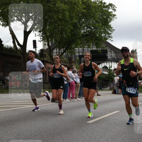 29.06.2025 - hella hamburg halbmarathon Yannick Fuchs http://msf.ph/oto/8368318 29.06.2025 10:53:28 20KM 2348, 2780, 3114, 3279, 3425, 3983, 4088, 4238, 4796, 4986, 5885, 6087, 6220, 6438, 7031, 7223, 7287, 8030, 8807, 9985, 10488, 10587, 10896, 10943, 11018, 11114, 11757, 11935, 11938, 12206, 12261, 12564, 12736, 12779, 12862, 13583, 13706, 13761, 14567, 14732, 14902, 14928, 14965, 15232, 15284, 15785, 16227, 16530, 16754, 16910, 16915, 16980, 17176, 17304, 17503, 17630, 18467, 18485, 18716, 18855, 19015, 19160 meine-sportfotos.de