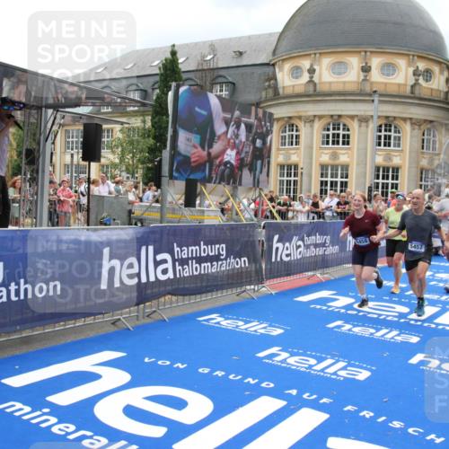 29.06.2025 - hella hamburg halbmarathon Michael Strokosch http://msf.ph/oto/8368319 29.06.2025 10:57:40 Ziel 1239, 2236, 2606, 2652, 4502, 5015, 5134, 5457, 5458, 5728, 12774, 13523, 14571, 14951, 15217, 15220, 17769, 17814, 18388 meine-sportfotos.de