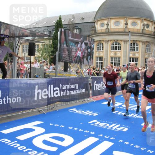 29.06.2025 - hella hamburg halbmarathon Michael Strokosch http://msf.ph/oto/8368331 29.06.2025 10:57:40 Ziel 1239, 2236, 2606, 2652, 4502, 5015, 5134, 5457, 5458, 5728, 12774, 13523, 14571, 14951, 15217, 15220, 17769, 17814, 18388 meine-sportfotos.de