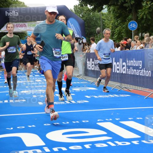29.06.2025 - hella hamburg halbmarathon Strokosch-Dieckow http://msf.ph/oto/8368387 29.06.2025 10:49:54 Ziel 1321, 2540, 3692, 3852, 4017, 5460, 7100, 7657, 8454, 8455, 9126, 9200, 9213, 9491, 9597, 11975, 12271, 12527, 12733, 13225, 13463, 13758, 16716, 16732, 16800, 16887, 19109, 19112, 19122 meine-sportfotos.de