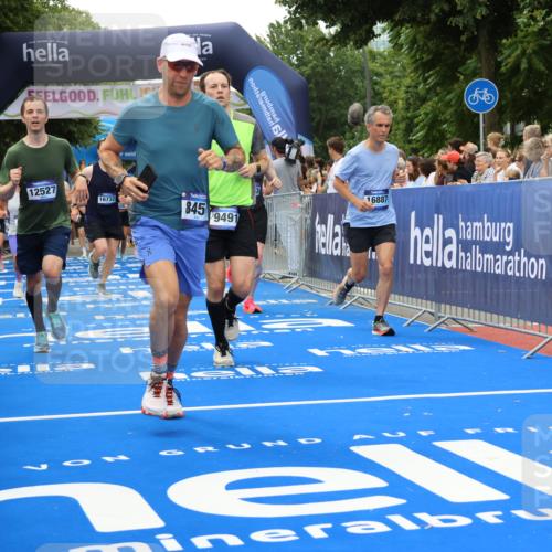 29.06.2025 - hella hamburg halbmarathon Strokosch-Dieckow http://msf.ph/oto/8368406 29.06.2025 10:49:54 Ziel 1321, 2540, 3692, 3852, 4017, 5460, 7100, 7657, 8454, 8455, 9126, 9200, 9213, 9491, 9597, 11975, 12271, 12527, 12733, 13225, 13463, 13758, 16716, 16732, 16800, 16887, 19109, 19112, 19122 meine-sportfotos.de