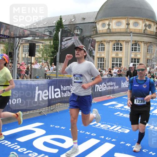 29.06.2025 - hella hamburg halbmarathon Michael Strokosch http://msf.ph/oto/8368432 29.06.2025 10:57:42 Ziel 1239, 1715, 1719, 2606, 2652, 5457, 5458, 10133, 12774, 13523, 14571, 14951, 15217, 15220, 17455, 17769, 17814, 18388, 18985 meine-sportfotos.de