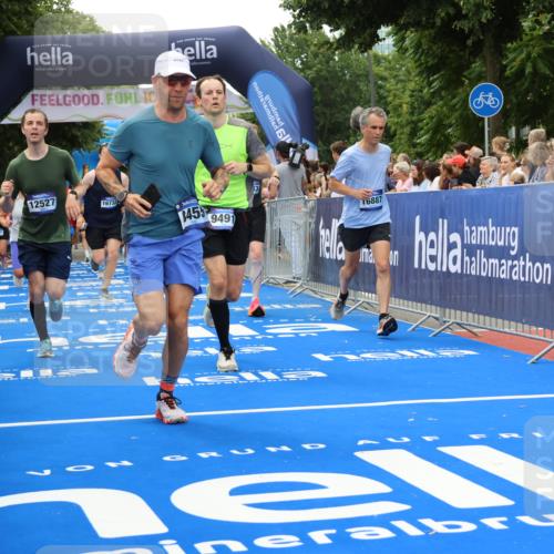 29.06.2025 - hella hamburg halbmarathon Strokosch-Dieckow http://msf.ph/oto/8368435 29.06.2025 10:49:54 Ziel 1321, 2540, 3692, 3852, 4017, 5460, 7100, 7657, 8454, 8455, 9126, 9200, 9213, 9491, 9597, 11975, 12271, 12527, 12733, 13225, 13463, 13758, 16716, 16732, 16800, 16887, 19109, 19112, 19122 meine-sportfotos.de