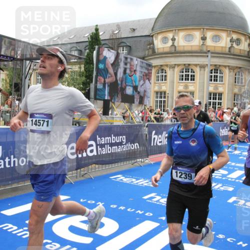 29.06.2025 - hella hamburg halbmarathon Michael Strokosch http://msf.ph/oto/8368472 29.06.2025 10:57:42 Ziel 1239, 1715, 1719, 2606, 2652, 5457, 5458, 10133, 12774, 13523, 14571, 14951, 15217, 15220, 17455, 17769, 17814, 18388, 18985 meine-sportfotos.de
