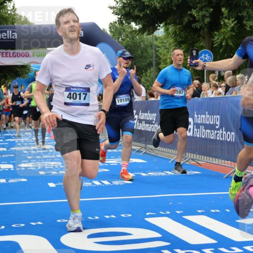 29.06.2025 - hella hamburg halbmarathon Strokosch-Dieckow http://msf.ph/oto/8368489 29.06.2025 10:49:52 Ziel 2540, 3692, 3852, 4017, 5460, 6125, 7100, 8454, 8455, 9126, 9200, 9213, 9491, 9597, 9924, 11975, 12271, 12527, 12733, 13463, 16716, 16732, 16800, 16887, 17753, 19109, 19112, 19122 meine-sportfotos.de