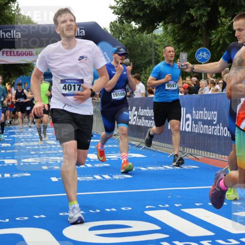 29.06.2025 - hella hamburg halbmarathon Strokosch-Dieckow http://msf.ph/oto/8368517 29.06.2025 10:49:52 Ziel 2540, 3692, 3852, 4017, 5460, 6125, 7100, 8454, 8455, 9126, 9200, 9213, 9491, 9597, 9924, 11975, 12271, 12527, 12733, 13463, 16716, 16732, 16800, 16887, 17753, 19109, 19112, 19122 meine-sportfotos.de