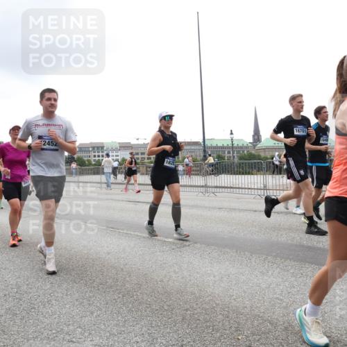 29.06.2025 - hella hamburg halbmarathon Lena Gebhardt http://msf.ph/oto/8368532 29.06.2025 10:48:43 Lombardsbrücke 1142, 8461, 2452, 1828, 16701, 18496, 15489, 1142, 1167, 1584, 1645, 2160, 2195, 2437, 2438, 2475, 2627, 2716, 2756, 2792, 2909, 3215, 3224, 3320, 3661, 4588, 5010, 5479, 5480, 5781, 6015, 6143, 6437, 6566, 7062, 7203, 7532, 7947, 7948, 8461, 8719, 8760, 8948, 9552, 9775, 9787, 10059, 10081, 10204, 10366, 10524, 10654, 10656, 11000, 11364, 11365, 13814, 13845, 15715, 16498, 16499, 16701 meine-sportfotos.de