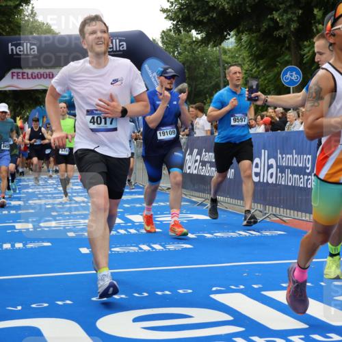 29.06.2025 - hella hamburg halbmarathon Strokosch-Dieckow http://msf.ph/oto/8368543 29.06.2025 10:49:52 Ziel 2540, 3692, 3852, 4017, 5460, 6125, 7100, 8454, 8455, 9126, 9200, 9213, 9491, 9597, 9924, 11975, 12271, 12527, 12733, 13463, 16716, 16732, 16800, 16887, 17753, 19109, 19112, 19122 meine-sportfotos.de