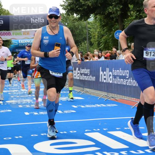 29.06.2025 - hella hamburg halbmarathon Strokosch-Dieckow http://msf.ph/oto/8368567 29.06.2025 10:49:51 Ziel 2540, 3692, 3852, 4017, 5460, 6125, 8454, 8455, 9126, 9200, 9491, 9551, 9597, 9723, 9924, 11975, 12527, 12733, 13159, 13463, 14794, 16716, 16732, 16800, 16887, 17753, 19109, 19122 meine-sportfotos.de