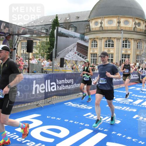 29.06.2025 - hella hamburg halbmarathon Michael Strokosch http://msf.ph/oto/8368569 29.06.2025 10:57:44 Ziel 1239, 1715, 1719, 2606, 7833, 10133, 12774, 13523, 14571, 14951, 15217, 15220, 16418, 17201, 17455, 17769, 17814, 18388, 18508, 18985 meine-sportfotos.de