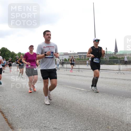 29.06.2025 - hella hamburg halbmarathon Lena Gebhardt http://msf.ph/oto/8368594 29.06.2025 10:48:43 Lombardsbrücke 8461, 52, 18282, 1142, 1167, 1584, 1645, 2160, 2195, 2437, 2438, 2475, 2627, 2716, 2756, 2792, 2909, 3215, 3224, 3320, 3661, 4588, 5010, 5479, 5480, 5781, 6015, 6143, 6437, 6566, 7062, 7203, 7532, 7947, 7948, 8461, 8719, 8760, 8948, 9552, 9775, 9787, 10059, 10081, 10204, 10366, 10524, 10654, 10656, 11000, 11364, 11365, 13814, 13845, 15715, 16498, 16499, 16701 meine-sportfotos.de