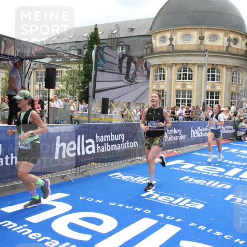 29.06.2025 - hella hamburg halbmarathon Michael Strokosch http://msf.ph/oto/8368614 29.06.2025 10:57:45 Ziel 1715, 1719, 1972, 2606, 7833, 10133, 12440, 12774, 13523, 14951, 15217, 15220, 16418, 17201, 17455, 17769, 17814, 18388, 18508, 18727, 18985 meine-sportfotos.de