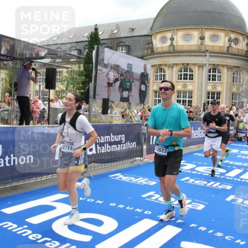 29.06.2025 - hella hamburg halbmarathon Michael Strokosch http://msf.ph/oto/8368772 29.06.2025 10:57:47 Ziel 1715, 1719, 1972, 2034, 2606, 5391, 7833, 10133, 10599, 12440, 12774, 13523, 14737, 15217, 16418, 17201, 17455, 18388, 18508, 18727, 18985 meine-sportfotos.de
