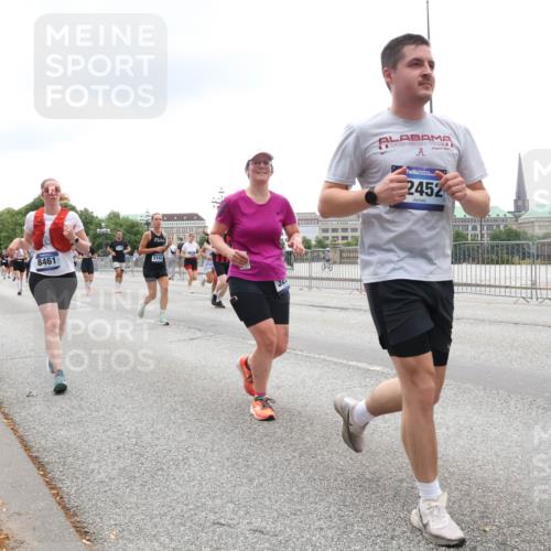 29.06.2025 - hella hamburg halbmarathon Lena Gebhardt http://msf.ph/oto/8368796 29.06.2025 10:48:44 Lombardsbrücke 8461, 1142, 2452, 18282, 1142, 1167, 1584, 2160, 2195, 2437, 2438, 2475, 2627, 2716, 2792, 2909, 3215, 3224, 3320, 3661, 5010, 5479, 5480, 5551, 5781, 6015, 6143, 6437, 6566, 7062, 7203, 7532, 7947, 7948, 8461, 8719, 8760, 8948, 9552, 9775, 9787, 10059, 10081, 10204, 10366, 10524, 10654, 10656, 11000, 11364, 11365, 13814, 13845, 15715, 16498, 16499, 16701 meine-sportfotos.de