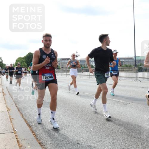 29.06.2025 - hella hamburg halbmarathon Lena Gebhardt http://msf.ph/oto/8368828 29.06.2025 10:14:43 Lombardsbrücke 13673, 16288, 16, 162, 5191, 9663, 1071, 1379, 1406, 1575, 1728, 2046, 2140, 2494, 2601, 2690, 2990, 3020, 3025, 3154, 3454, 3507, 3509, 3691, 3756, 3834, 3939, 4641, 5191, 5608, 5670, 5800, 5981, 6028, 6083, 6089, 6181, 6248, 6366, 6935, 7195, 7209, 7439, 7442, 7802, 7840, 7991, 8055, 8147, 8239, 8409, 8522, 8563, 8755, 8854, 8892, 9173, 9556, 9663, 9709, 9911, 10224, 10391, 10610, 10717, 10963, 12467, 13237, 14488, 16126 meine-sportfotos.de