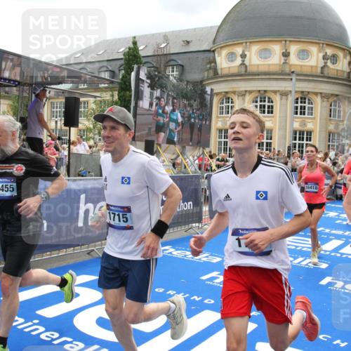 29.06.2025 - hella hamburg halbmarathon Michael Strokosch http://msf.ph/oto/8368848 29.06.2025 10:57:49 Ziel 1715, 1719, 1972, 2034, 5391, 7269, 7833, 10133, 10599, 10703, 12440, 12523, 12774, 13523, 14737, 16418, 16517, 17201, 17455, 18508, 18727, 18985 meine-sportfotos.de