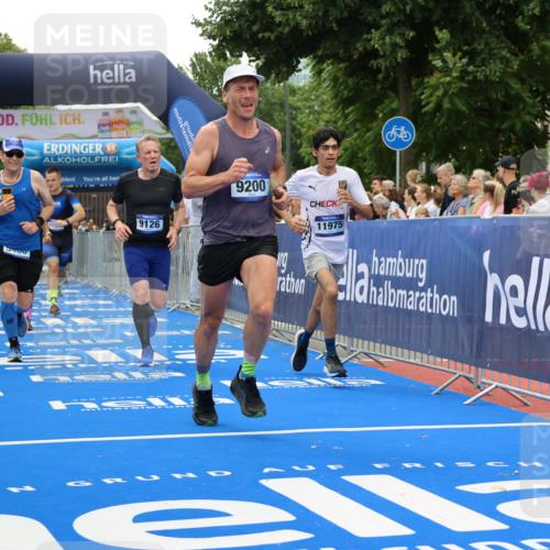 29.06.2025 - hella hamburg halbmarathon Strokosch-Dieckow http://msf.ph/oto/8368880 29.06.2025 10:49:49 Ziel 2540, 3543, 4017, 5460, 5894, 6125, 8454, 8455, 9126, 9200, 9491, 9551, 9597, 9723, 9924, 11975, 12527, 12733, 13159, 13463, 14794, 16716, 16732, 16800, 16877, 16887, 17282, 17753, 18926, 19109, 19122 meine-sportfotos.de