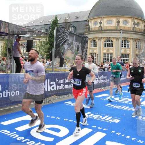 29.06.2025 - hella hamburg halbmarathon Michael Strokosch http://msf.ph/oto/8368940 29.06.2025 10:57:51 Ziel 1719, 1972, 2034, 2806, 2883, 5391, 7269, 7833, 9820, 10133, 10599, 10703, 12440, 12523, 14737, 16418, 16517, 17201, 17455, 18492, 18508, 18727 meine-sportfotos.de