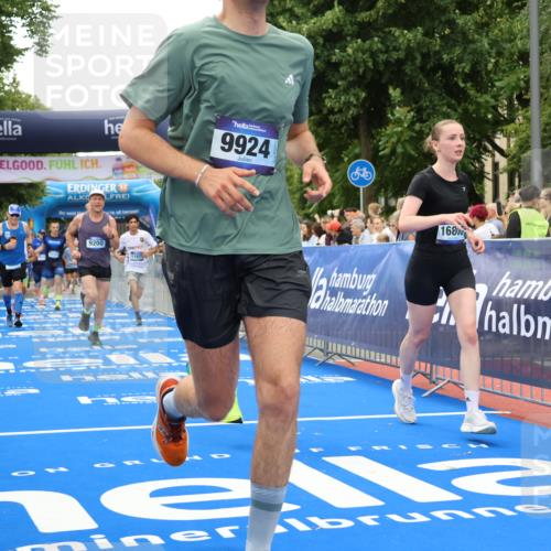 29.06.2025 - hella hamburg halbmarathon Strokosch-Dieckow http://msf.ph/oto/8368960 29.06.2025 10:49:47 Ziel 2540, 2706, 3060, 3543, 4017, 5460, 5894, 6125, 7332, 8455, 9126, 9200, 9491, 9551, 9597, 9619, 9723, 9924, 11975, 12527, 13159, 13463, 14794, 16800, 16843, 16877, 16887, 17282, 17753, 18451, 18926, 19109, 19122 meine-sportfotos.de