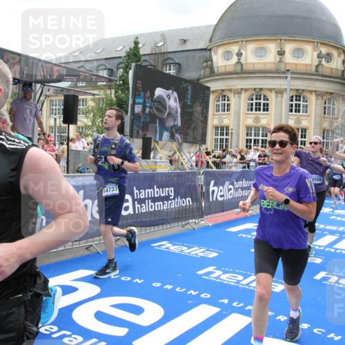 29.06.2025 - hella hamburg halbmarathon Michael Strokosch http://msf.ph/oto/8369021 29.06.2025 10:57:53 Ziel 1972, 2034, 2806, 2883, 5391, 7138, 7269, 7833, 9820, 10599, 10703, 12440, 12523, 13376, 14737, 16517, 17201, 17543, 18492, 18727 meine-sportfotos.de