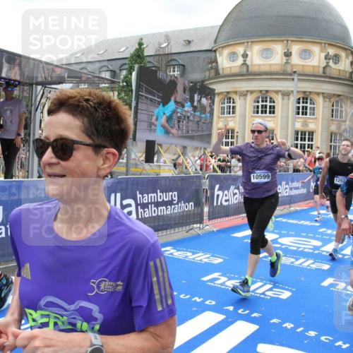 29.06.2025 - hella hamburg halbmarathon Michael Strokosch http://msf.ph/oto/8369043 29.06.2025 10:57:53 Ziel 1972, 2034, 2806, 2883, 5391, 7138, 7269, 7833, 9820, 10599, 10703, 12440, 12523, 13376, 14737, 16517, 17201, 17543, 18492, 18727 meine-sportfotos.de