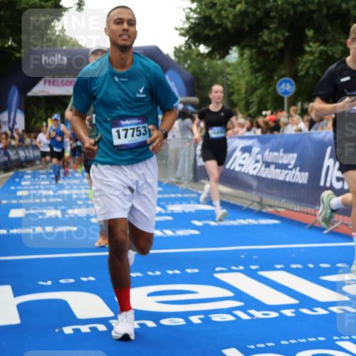 29.06.2025 - hella hamburg halbmarathon Strokosch-Dieckow http://msf.ph/oto/8369057 29.06.2025 10:49:46 Ziel 2706, 3060, 3543, 4017, 5460, 5894, 6115, 6125, 7332, 8455, 9126, 9200, 9551, 9597, 9619, 9723, 9924, 11975, 13159, 13463, 14794, 16800, 16843, 16877, 17282, 17753, 18058, 18451, 18926, 19109, 19122 meine-sportfotos.de
