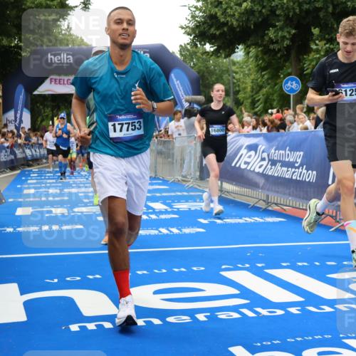 29.06.2025 - hella hamburg halbmarathon Strokosch-Dieckow http://msf.ph/oto/8369084 29.06.2025 10:49:46 Ziel 2706, 3060, 3543, 4017, 5460, 5894, 6115, 6125, 7332, 8455, 9126, 9200, 9551, 9597, 9619, 9723, 9924, 11975, 13159, 13463, 14794, 16800, 16843, 16877, 17282, 17753, 18058, 18451, 18926, 19109, 19122 meine-sportfotos.de
