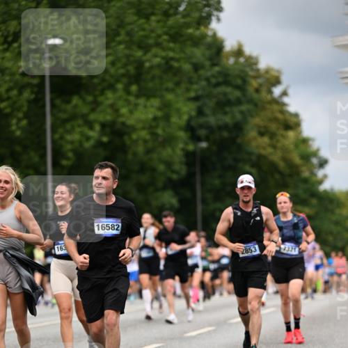 29.06.2025 - hella hamburg halbmarathon Dr. Thomas Lammeyer http://msf.ph/oto/8369112 29.06.2025 10:41:56 Kennedybrücke 1337, 1475, 1799, 1985, 2016, 2031, 2480, 2853, 4442, 4762, 5139, 5522, 5523, 6697, 6955, 7085, 7124, 7321, 7544, 7629, 8499, 8811, 8843, 8985, 9288, 9894, 10025, 10159, 10506, 10836 meine-sportfotos.de