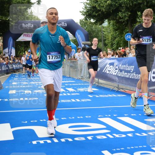 29.06.2025 - hella hamburg halbmarathon Strokosch-Dieckow http://msf.ph/oto/8369116 29.06.2025 10:49:46 Ziel 2706, 3060, 3543, 4017, 5460, 5894, 6115, 6125, 7332, 8455, 9126, 9200, 9551, 9597, 9619, 9723, 9924, 11975, 13159, 13463, 14794, 16800, 16843, 16877, 17282, 17753, 18058, 18451, 18926, 19109, 19122 meine-sportfotos.de