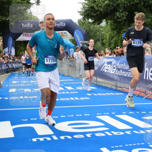 29.06.2025 - hella hamburg halbmarathon Strokosch-Dieckow http://msf.ph/oto/8369141 29.06.2025 10:49:46 Ziel 2706, 3060, 3543, 4017, 5460, 5894, 6115, 6125, 7332, 8455, 9126, 9200, 9551, 9597, 9619, 9723, 9924, 11975, 13159, 13463, 14794, 16800, 16843, 16877, 17282, 17753, 18058, 18451, 18926, 19109, 19122 meine-sportfotos.de