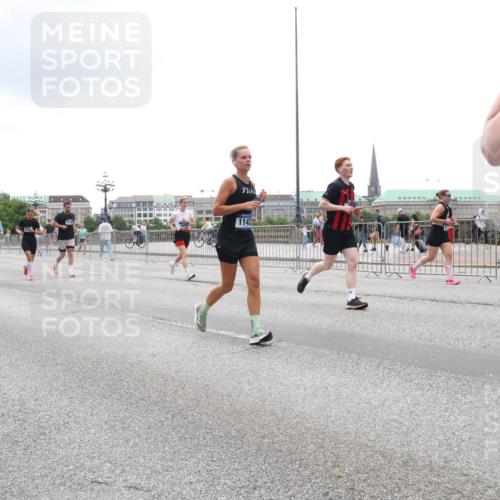 29.06.2025 - hella hamburg halbmarathon Lena Gebhardt http://msf.ph/oto/8369145 29.06.2025 10:48:46 Lombardsbrücke 1142, 1167, 1584, 2160, 2195, 2437, 2438, 2475, 2627, 2716, 2792, 2909, 3215, 3224, 3253, 3661, 5010, 5479, 5480, 5551, 5781, 6015, 6143, 6437, 6566, 7062, 7203, 7947, 7948, 8461, 8719, 8760, 8948, 9552, 9775, 9787, 10059, 10081, 10204, 10366, 10524, 10654, 10656, 11000, 11364, 11365, 13814, 13845, 15715, 16498, 16499, 16701 meine-sportfotos.de