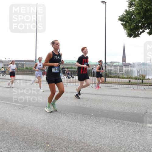 29.06.2025 - hella hamburg halbmarathon Lena Gebhardt http://msf.ph/oto/8369236 29.06.2025 10:48:46 Lombardsbrücke 8759, 1142, 1142, 1167, 1584, 2160, 2195, 2437, 2438, 2475, 2627, 2716, 2792, 2909, 3215, 3224, 3253, 3661, 5010, 5479, 5480, 5551, 5781, 6015, 6143, 6437, 6566, 7062, 7203, 7947, 7948, 8461, 8719, 8760, 8948, 9552, 9775, 9787, 10059, 10081, 10204, 10366, 10524, 10654, 10656, 11000, 11364, 11365, 13814, 13845, 15715, 16498, 16499, 16701 meine-sportfotos.de