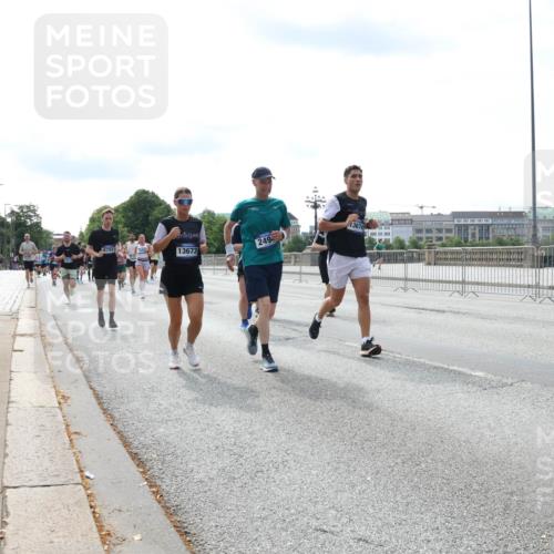 29.06.2025 - hella hamburg halbmarathon Lena Gebhardt http://msf.ph/oto/8369275 29.06.2025 10:14:44 Lombardsbrücke 8755, 13673, 13674, 249, 1071, 1379, 1406, 1575, 1728, 2046, 2140, 2494, 2601, 2690, 2990, 3020, 3025, 3154, 3454, 3507, 3509, 3691, 3756, 3834, 3844, 3939, 4641, 5191, 5608, 5670, 5800, 5981, 6028, 6083, 6089, 6181, 6248, 6366, 6935, 7195, 7209, 7439, 7802, 7840, 7991, 8055, 8147, 8239, 8275, 8409, 8522, 8563, 8755, 8854, 8892, 9113, 9173, 9556, 9663, 9709, 9911, 10224, 10391, 10589, 10610, 10717, 10963, 12467, 13237, 14488, 16126 meine-sportfotos.de