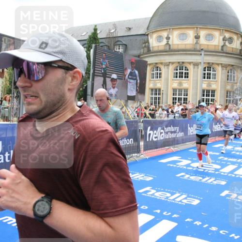 29.06.2025 - hella hamburg halbmarathon Michael Strokosch http://msf.ph/oto/8369286 29.06.2025 10:57:56 Ziel 2025, 2034, 2806, 2883, 3093, 3575, 7138, 7159, 7189, 7269, 9820, 10599, 10703, 11394, 12523, 13376, 14881, 15349, 16517, 17543, 18492 meine-sportfotos.de
