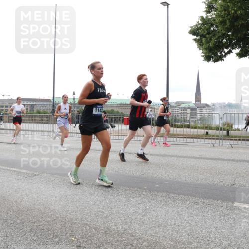29.06.2025 - hella hamburg halbmarathon Lena Gebhardt http://msf.ph/oto/8369289 29.06.2025 10:48:46 Lombardsbrücke 1142, 1142, 1167, 1584, 2160, 2195, 2437, 2438, 2475, 2627, 2716, 2792, 2909, 3215, 3224, 3253, 3661, 5010, 5479, 5480, 5551, 5781, 6015, 6143, 6437, 6566, 7062, 7203, 7947, 7948, 8461, 8719, 8760, 8948, 9552, 9775, 9787, 10059, 10081, 10204, 10366, 10524, 10654, 10656, 11000, 11364, 11365, 13814, 13845, 15715, 16498, 16499, 16701 meine-sportfotos.de