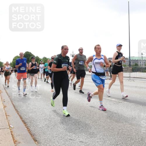 29.06.2025 - hella hamburg halbmarathon Lena Gebhardt http://msf.ph/oto/8369290 29.06.2025 10:39:38 Lombardsbrücke 1084, 12217, 6748, 6321, 1760, 1856, 1883, 2092, 2313, 2574, 2578, 2843, 2893, 2976, 3046, 3275, 3353, 3727, 3882, 3883, 3884, 4298, 4523, 4603, 4609, 4659, 4752, 4855, 4882, 5045, 5701, 6321, 6342, 6343, 6427, 6428, 6719, 6726, 6739, 6748, 7045, 7053, 7125, 7199, 7341, 7429, 7501, 7506, 7524, 7684, 8107, 8203, 8243, 8612, 8995, 9393, 9420, 9446, 9569, 9698, 9747, 9777, 10001, 10441, 10512, 10516 meine-sportfotos.de