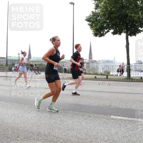 29.06.2025 - hella hamburg halbmarathon Lena Gebhardt http://msf.ph/oto/8369327 29.06.2025 10:48:46 Lombardsbrücke 1142, 1167, 1584, 2160, 2195, 2437, 2438, 2475, 2627, 2716, 2792, 2909, 3215, 3224, 3253, 3661, 5010, 5479, 5480, 5551, 5781, 6015, 6143, 6437, 6566, 7062, 7203, 7947, 7948, 8461, 8719, 8760, 8948, 9552, 9775, 9787, 10059, 10081, 10204, 10366, 10524, 10654, 10656, 11000, 11364, 11365, 13814, 13845, 15715, 16498, 16499, 16701 meine-sportfotos.de