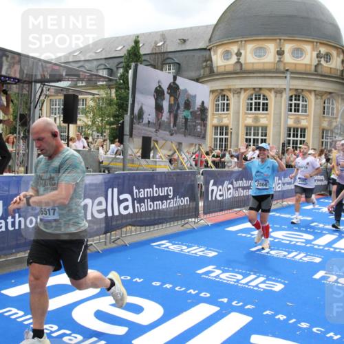 29.06.2025 - hella hamburg halbmarathon Michael Strokosch http://msf.ph/oto/8369331 29.06.2025 10:57:56 Ziel 2025, 2034, 2806, 2883, 3093, 3575, 7138, 7159, 7189, 7269, 9820, 10599, 10703, 11394, 12523, 13376, 14881, 15349, 16517, 17543, 18492 meine-sportfotos.de